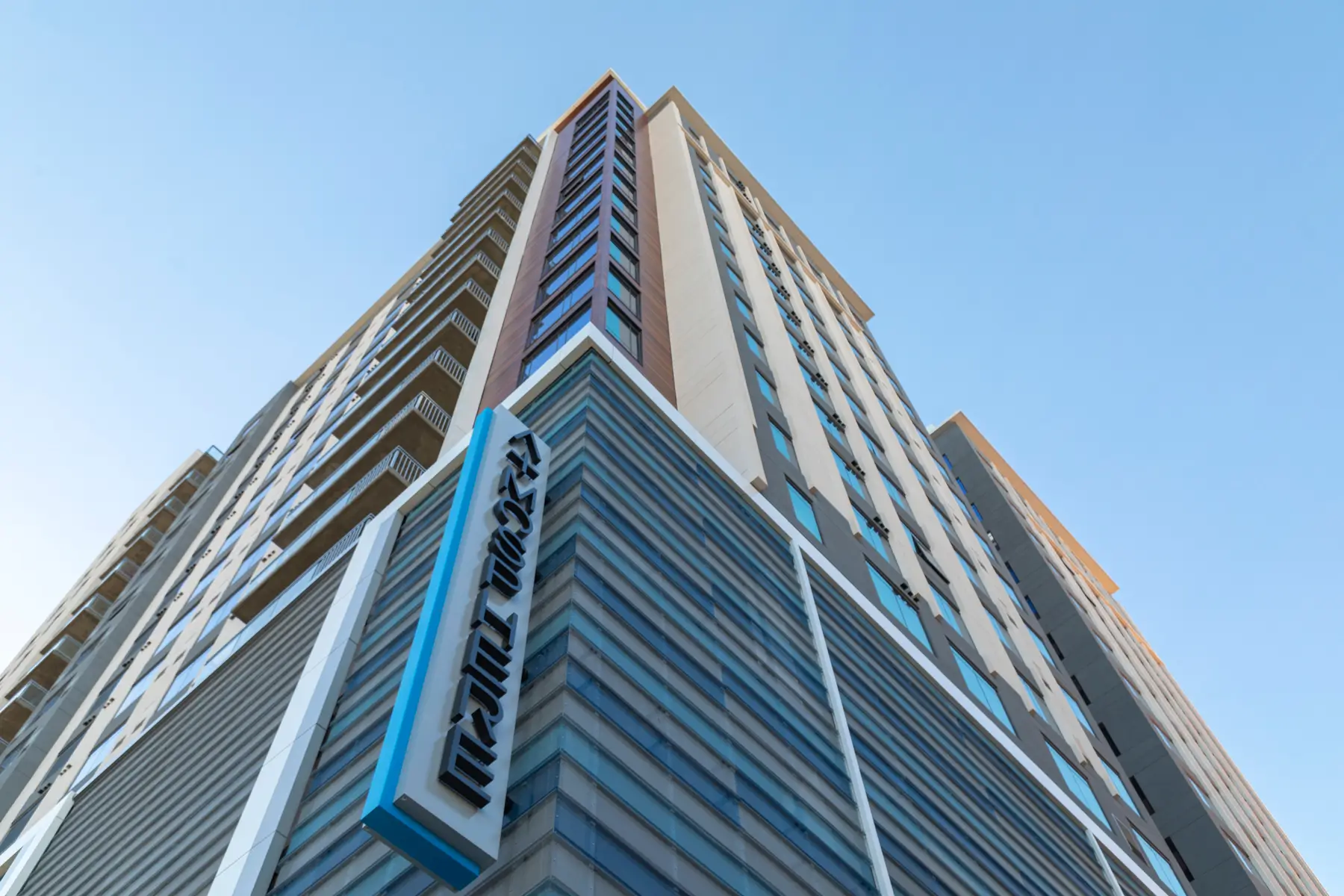 view of an apartment building